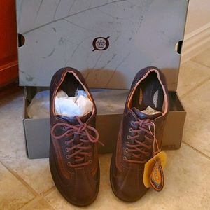 New in box Born tennis shoes leather brown 9